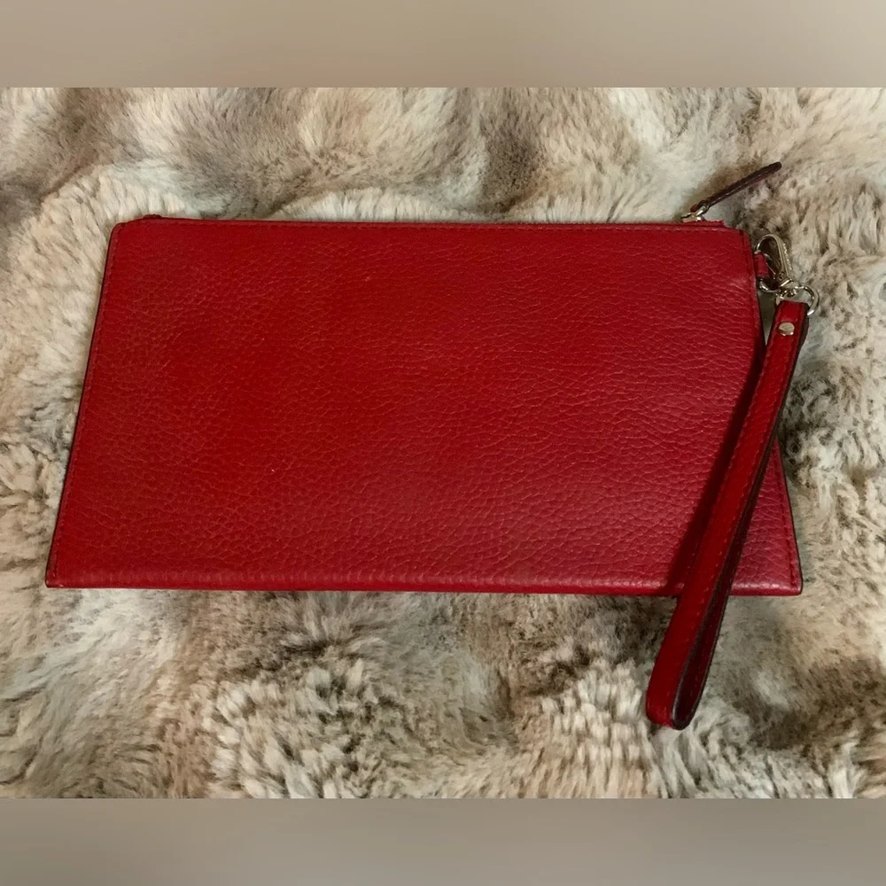 Michael Kors Women’s Scarlet Wristlet with Gold Accent. Like New - Picture 3 of 10